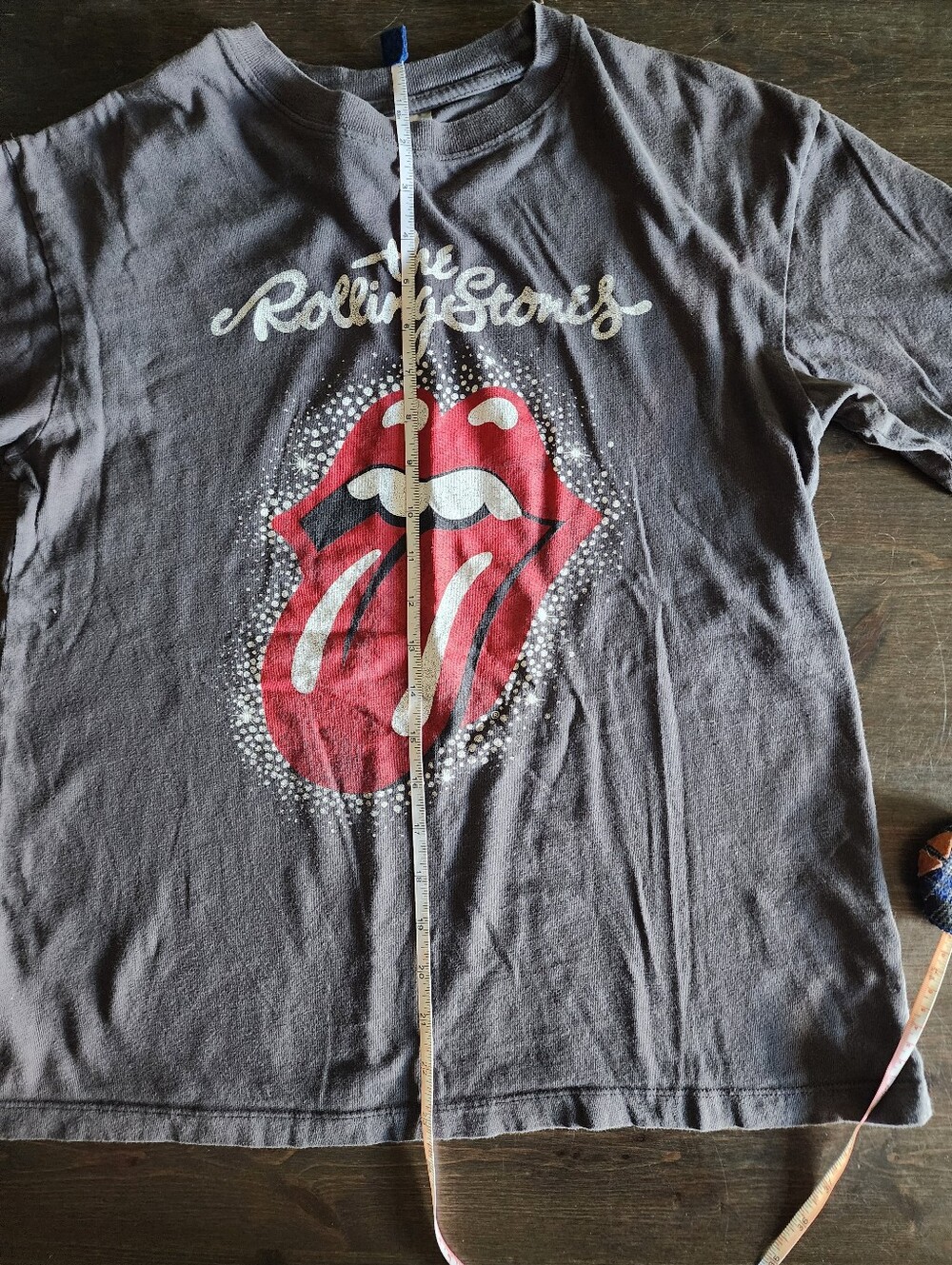 💐2/$25 H&M Gray Womens Short Sleeve Tee with Red Tongue Graphic, XS - Picture 5 of 7
